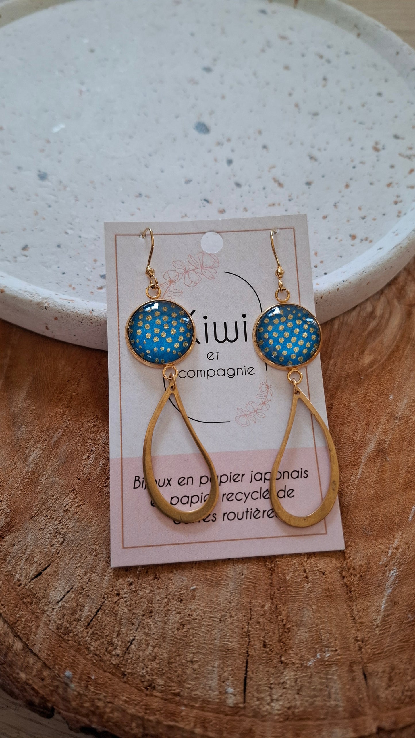 Boucles d'oreilles longues - Cabochons 16mm - Pois dorés, fond bleu