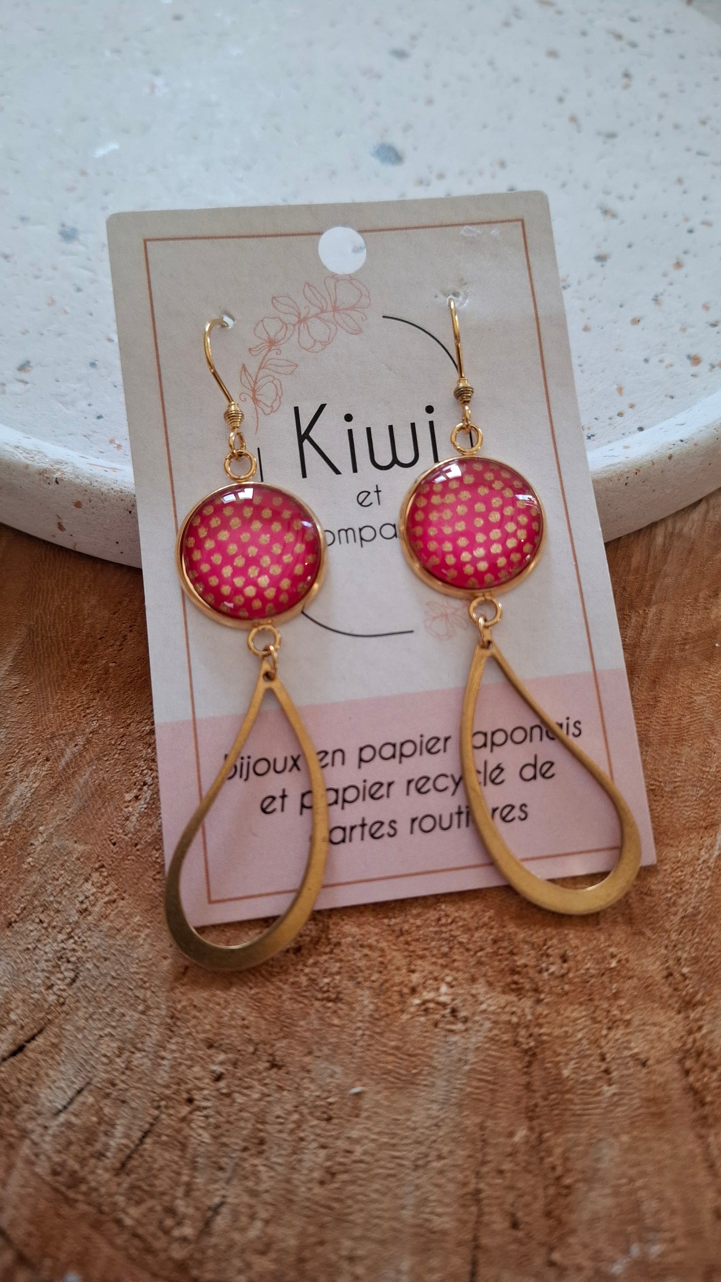 Boucles d'oreilles longues - Cabochons 16mm - Pois dorés, fond rose