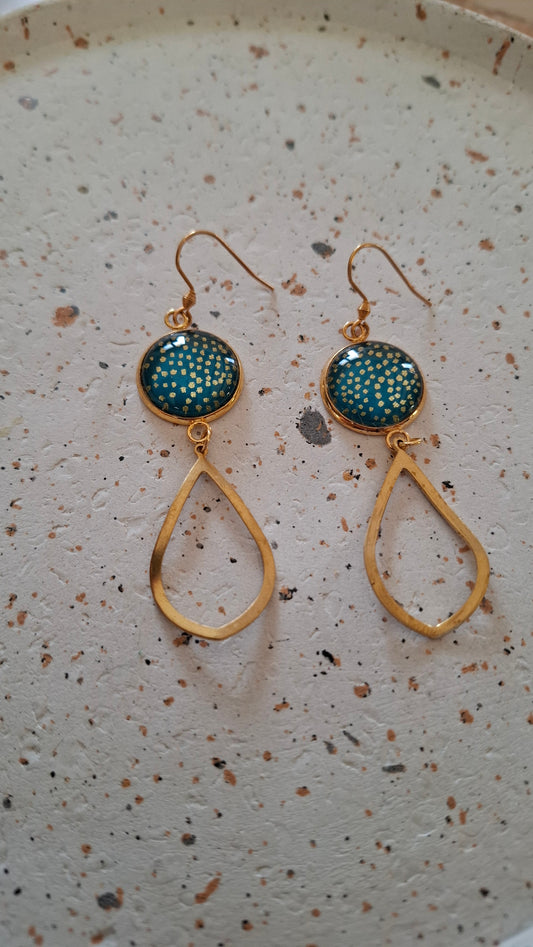 Boucles d'oreilles longues - Cabochons 16mm - Pois dorés, fond vert sapin