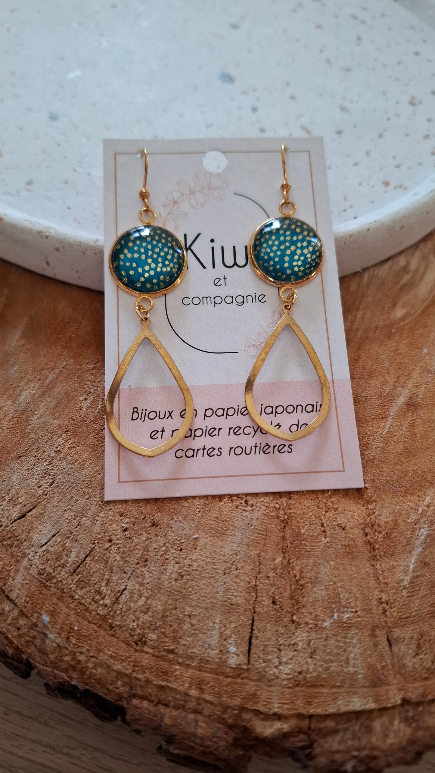 Boucles d'oreilles longues - Cabochons 16mm - Pois dorés, fond vert sapin