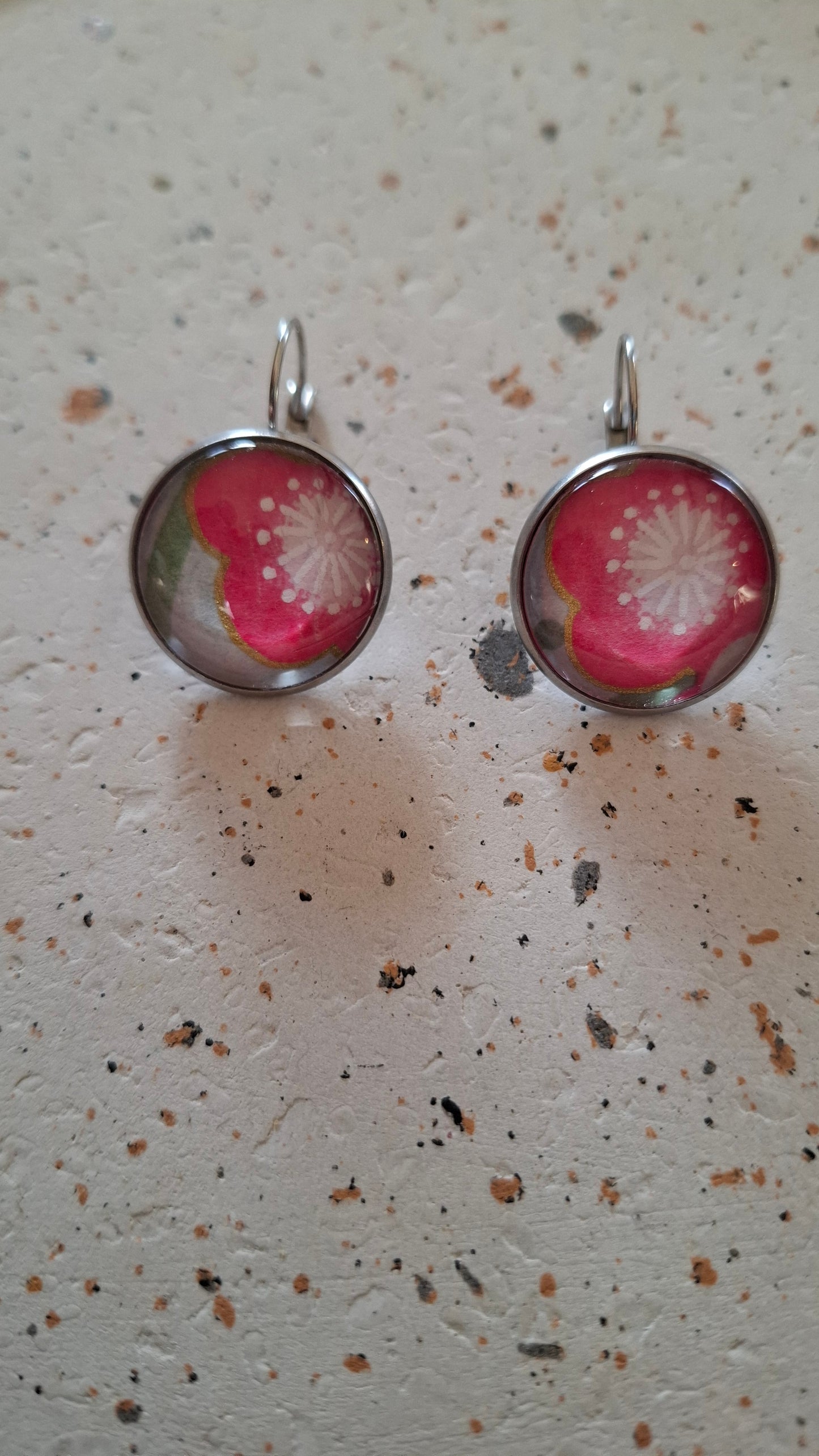 Boucles d'oreilles dormeuses rondes 20mm - Acier inoxydable - papier japonais fleur rose et blanche, fond vert