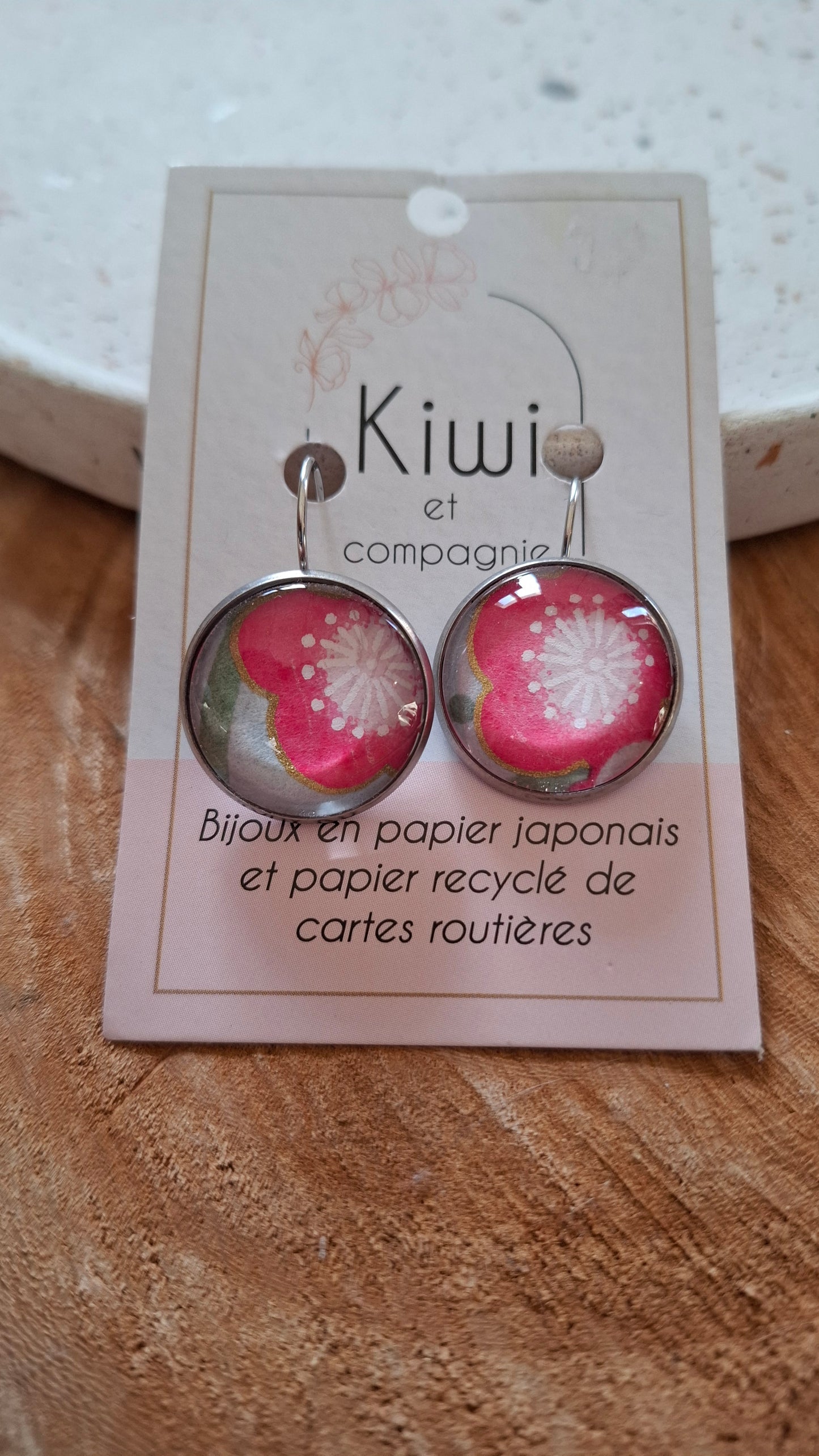 Boucles d'oreilles dormeuses rondes 20mm - Acier inoxydable - papier japonais fleur rose et blanche, fond vert