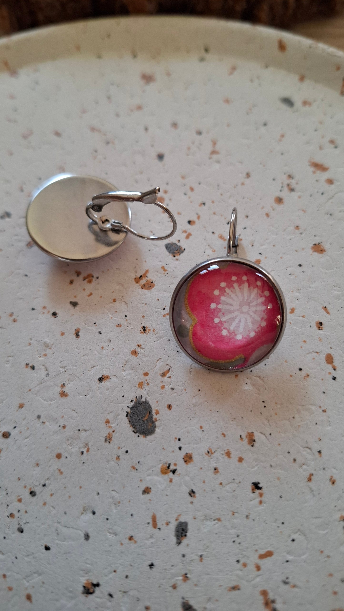 Boucles d'oreilles dormeuses rondes 20mm - Acier inoxydable - papier japonais fleur rose et blanche, fond vert
