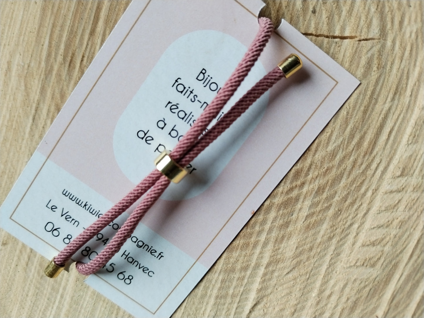 Bracelet réglable en coton taupe - cabochon floral blanc, rose, doré et bleu