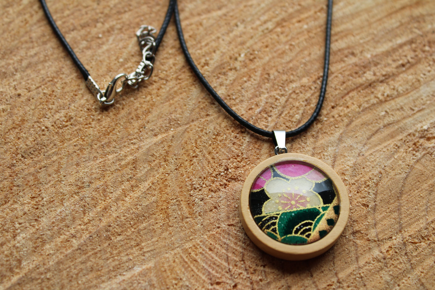 Collier cordon ciré et pendentif bois - papier japonais floral rose et graphique vert, fond noir