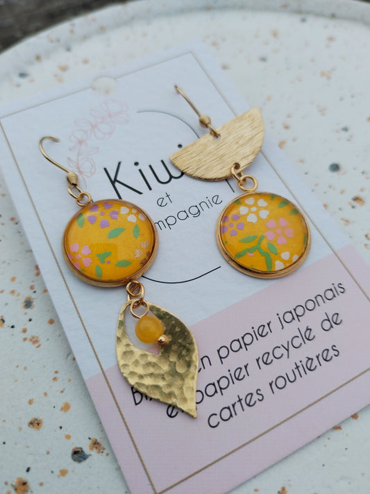 Boucles d'oreilles asymétriques - Cabochons 16mm - Acier inoxydable doré - Papier japonais jaune