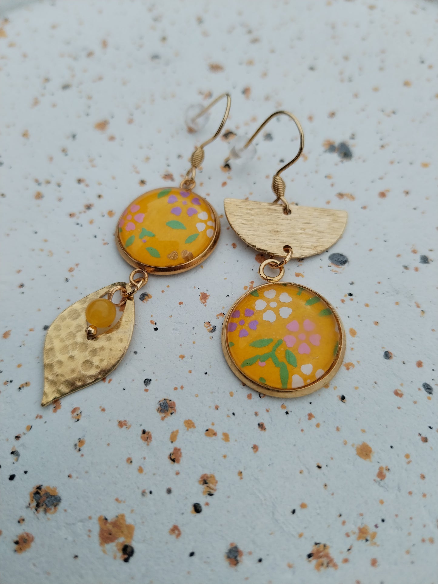 Boucles d'oreilles asymétriques - Cabochons 16mm - Acier inoxydable doré - Papier japonais jaune