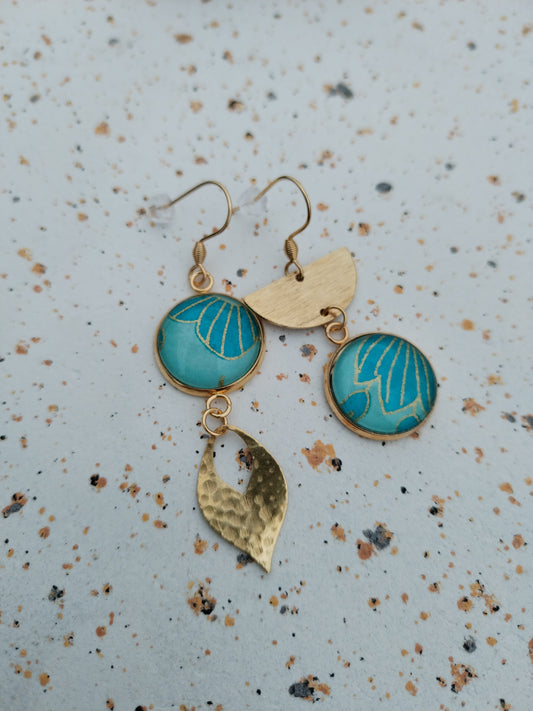 Boucles d'oreilles asymétriques - Cabochons 16mm - Acier inoxydable doré - Papier  japonais bleu turquoise et doré