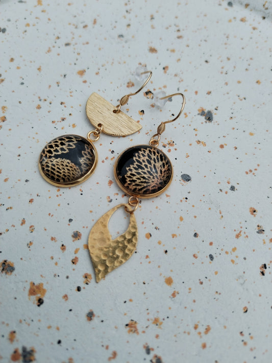 Boucles d'oreilles asymétriques - Cabochons 16mm - Acier inoxydable doré - Florales noires et dorées