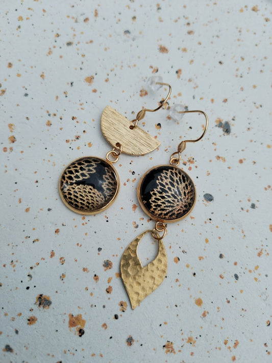 Boucles d'oreilles asymétriques - Cabochons 16mm - Acier inoxydable doré - Florales noires et dorées