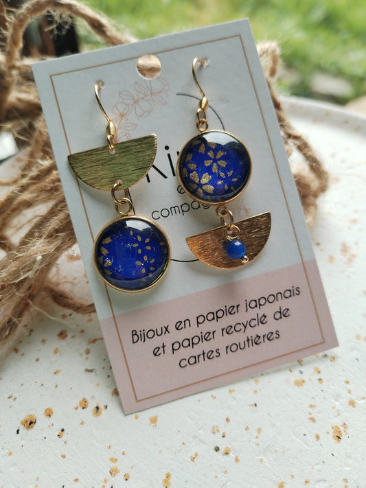 Boucles d'oreilles asymétriques - Cabochons 16mm - Acier inoxydable doré - Papier japonais bleu et doré