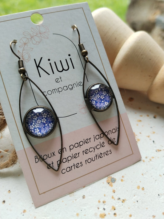 Boucles d'oreilles oeil cabochon 12mm - Bronze - Fleurs blanches, fond violet