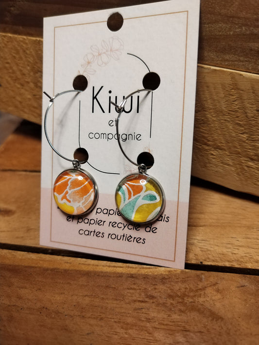 Boucles d'oreilles Créoles 25 mm - cabochons verre 16 mm - papier japonais floral orange, bleu et moutarde - métal argenté
