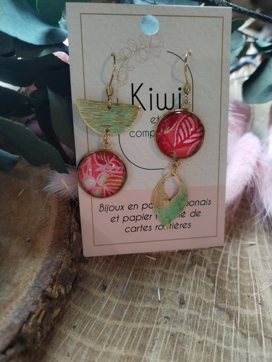 Boucles d'oreilles asymétriques - Cabochons 16mm - Acier inoxydable doré - Feuillage rose