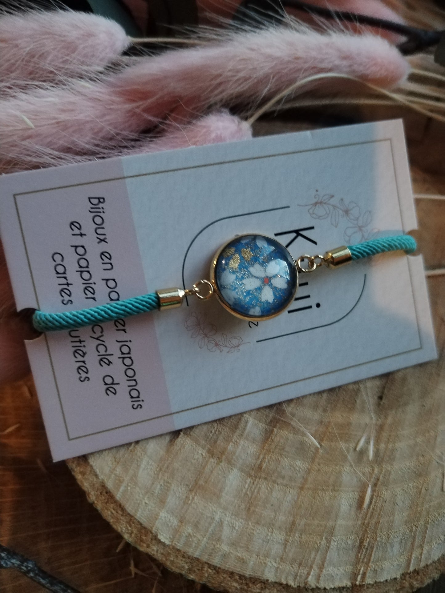 Bracelet réglable en coton bleu- cabochon bleu ciel fleurs blanches