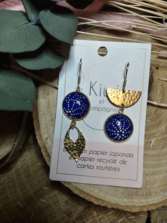 Boucles d'oreilles asymétriques - Cabochons 16mm - Acier inoxydable doré - Bleu nuit & pois dorés