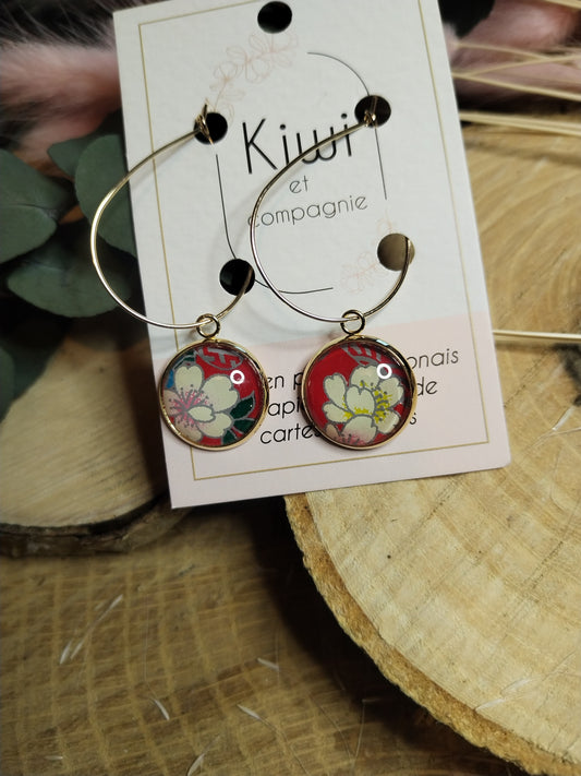 Boucles d'oreilles Créoles gouttes 35 mm - cabochons verre 16 mm - Papier japonais washi rouge fleur blanche  - acier inoxydable doré