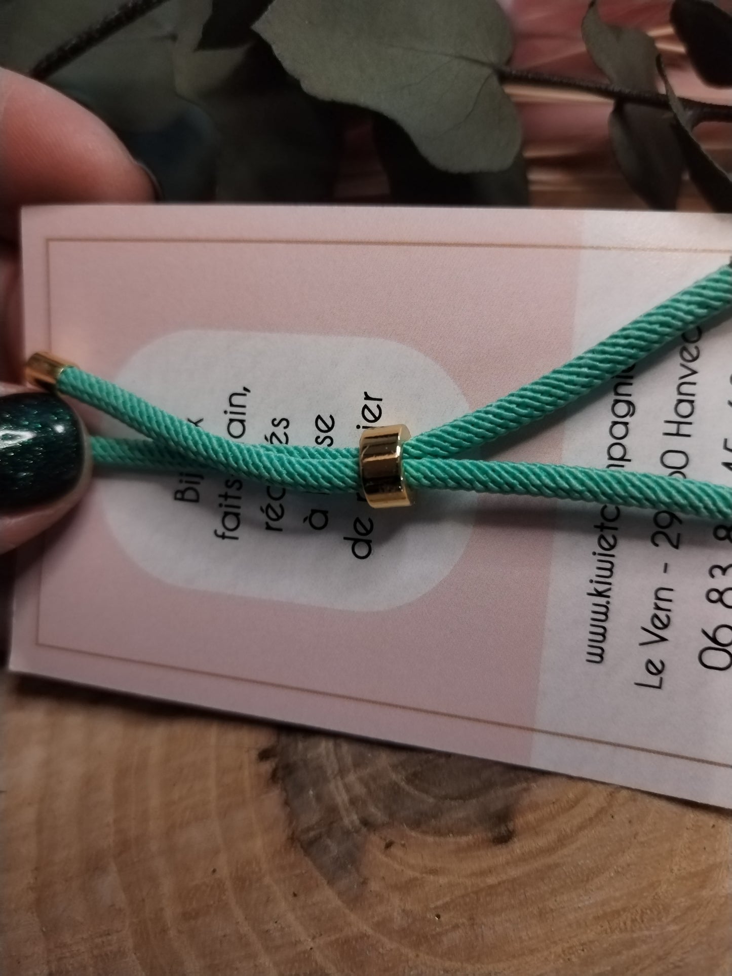 Bracelet réglable en coton vert  - cabochon noir et blanc