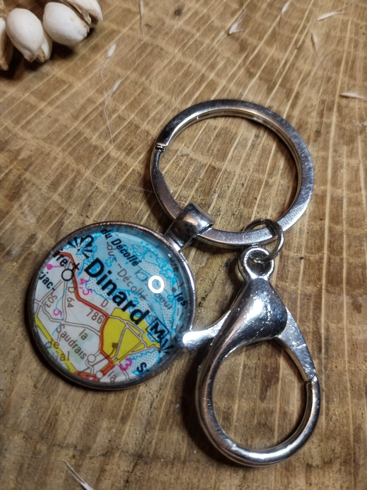 Porte-clefs cabochon 25mm - Recyclage carte routière - Dinard (35)