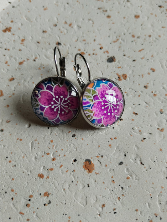 Boucles d'oreilles dormeuses rondes 18mm - Acier inoxydable - fleurs violettes
