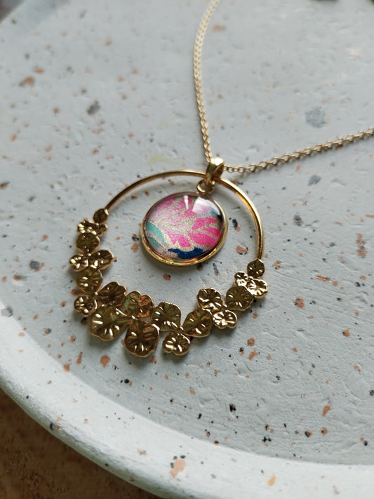 Collier acier doré  bleu pétale rose  et breloque ronde