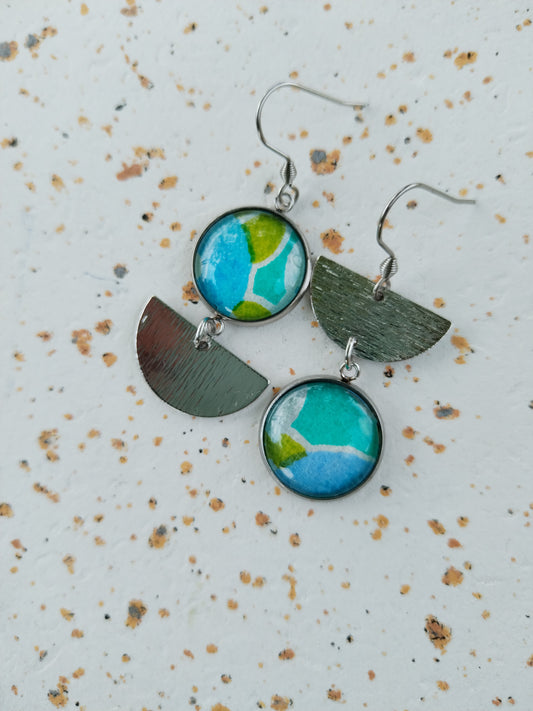 Boucles d'oreilles asymétriques - Cabochons 16mm - Acier inoxydable - Papier japonais vert bleu
