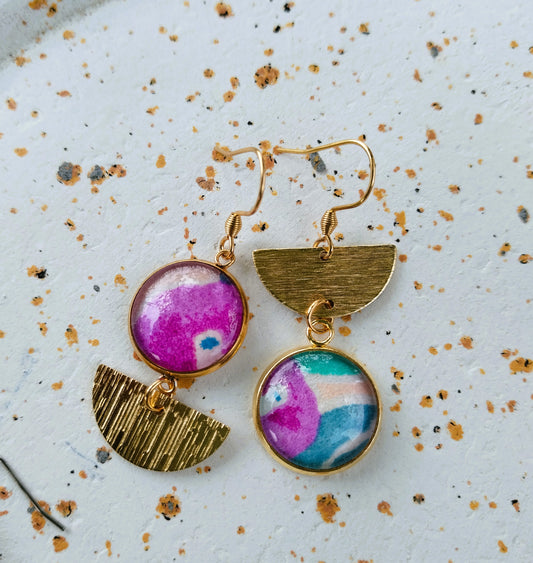 Boucles d'oreilles asymétriques - Cabochons 16mm - Acier inoxydable doré - Papier japonais rose camélia prune