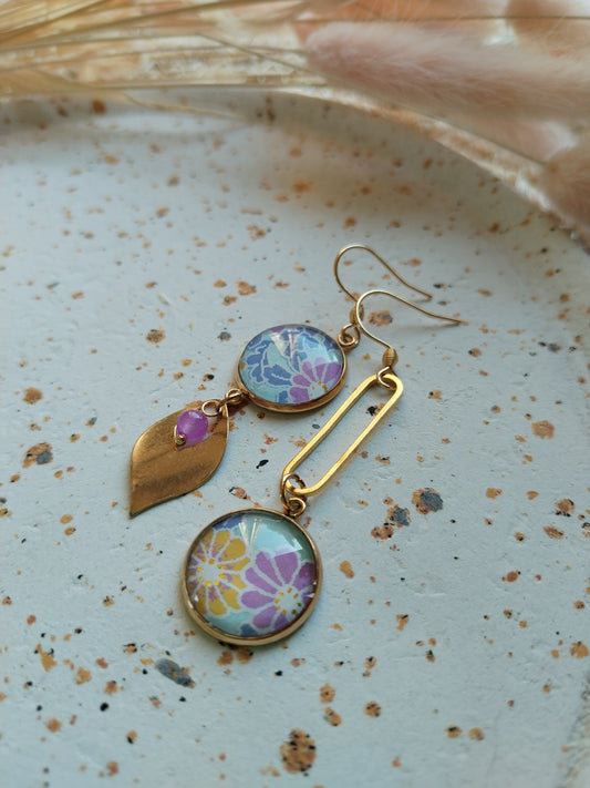 Boucles d'oreilles asymétriques - Cabochons 16mm - Acier inoxydable doré -vert -fleur-violette