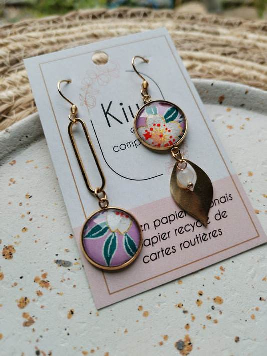 Boucles d'oreilles asymétriques - Cabochons 16mm - Acier inoxydable doré-violet- fleur blanche