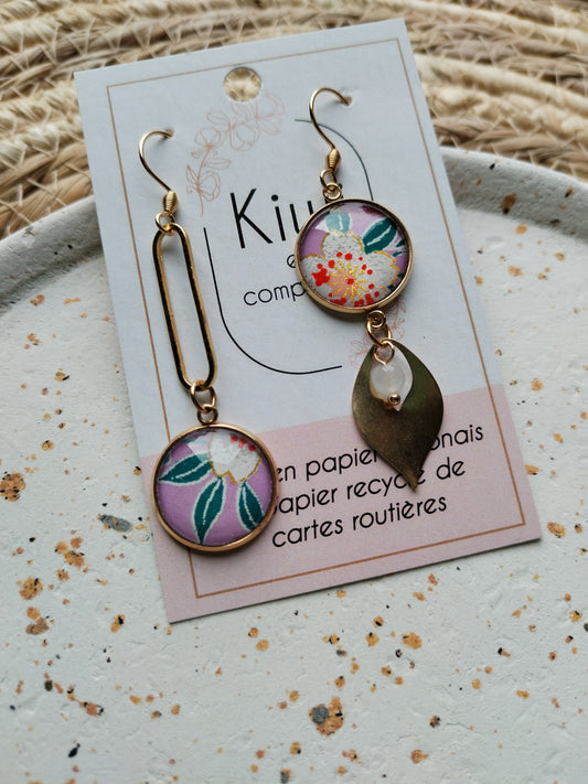 Boucles d'oreilles asymétriques - Cabochons 16mm - Acier inoxydable doré-violet- fleur blanche
