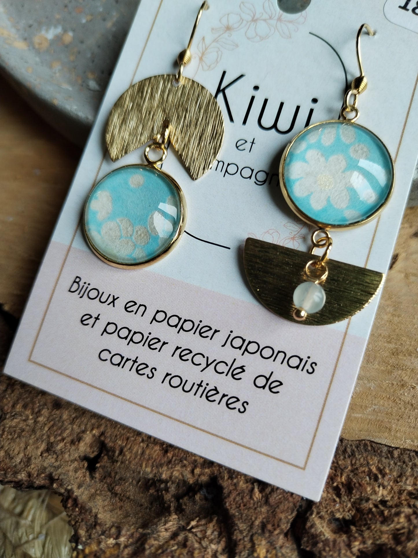 Boucles d'oreilles asymétriques - Cabochons 16mm - Acier inoxydable doré - bleu ciel