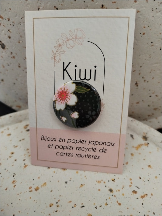 Badge 25 mm - papier japonais-noir et fleur