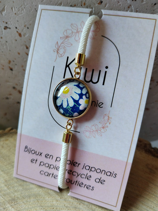 Bracelet réglable en coton blanc - cabochon bleu pâquerette