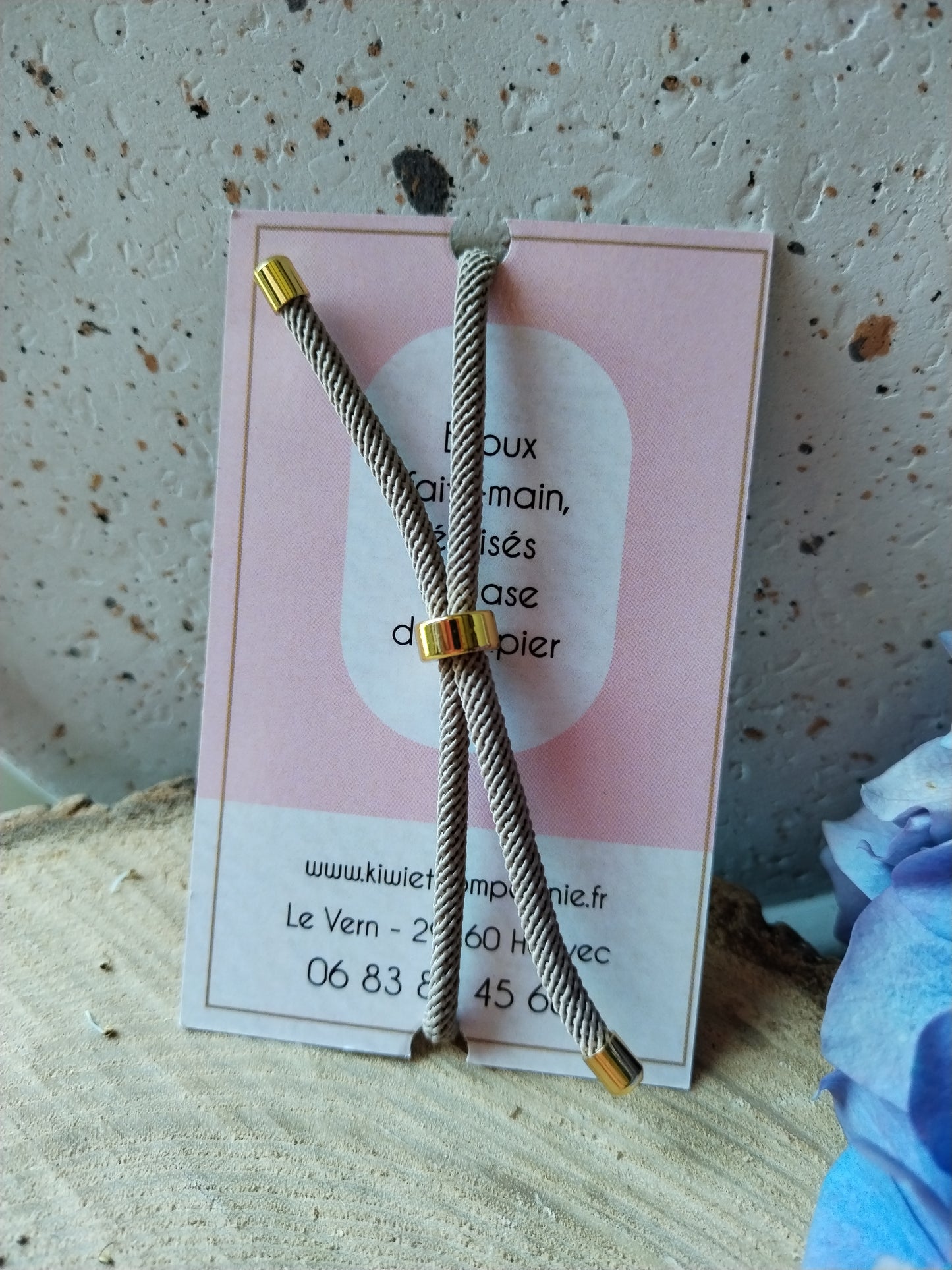 Bracelet réglable en coton beige  - cabochon noir et doré