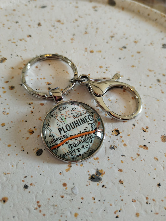 Porte-clé Plouhinec – Carte routière recyclée | Souvenir de Bretagne