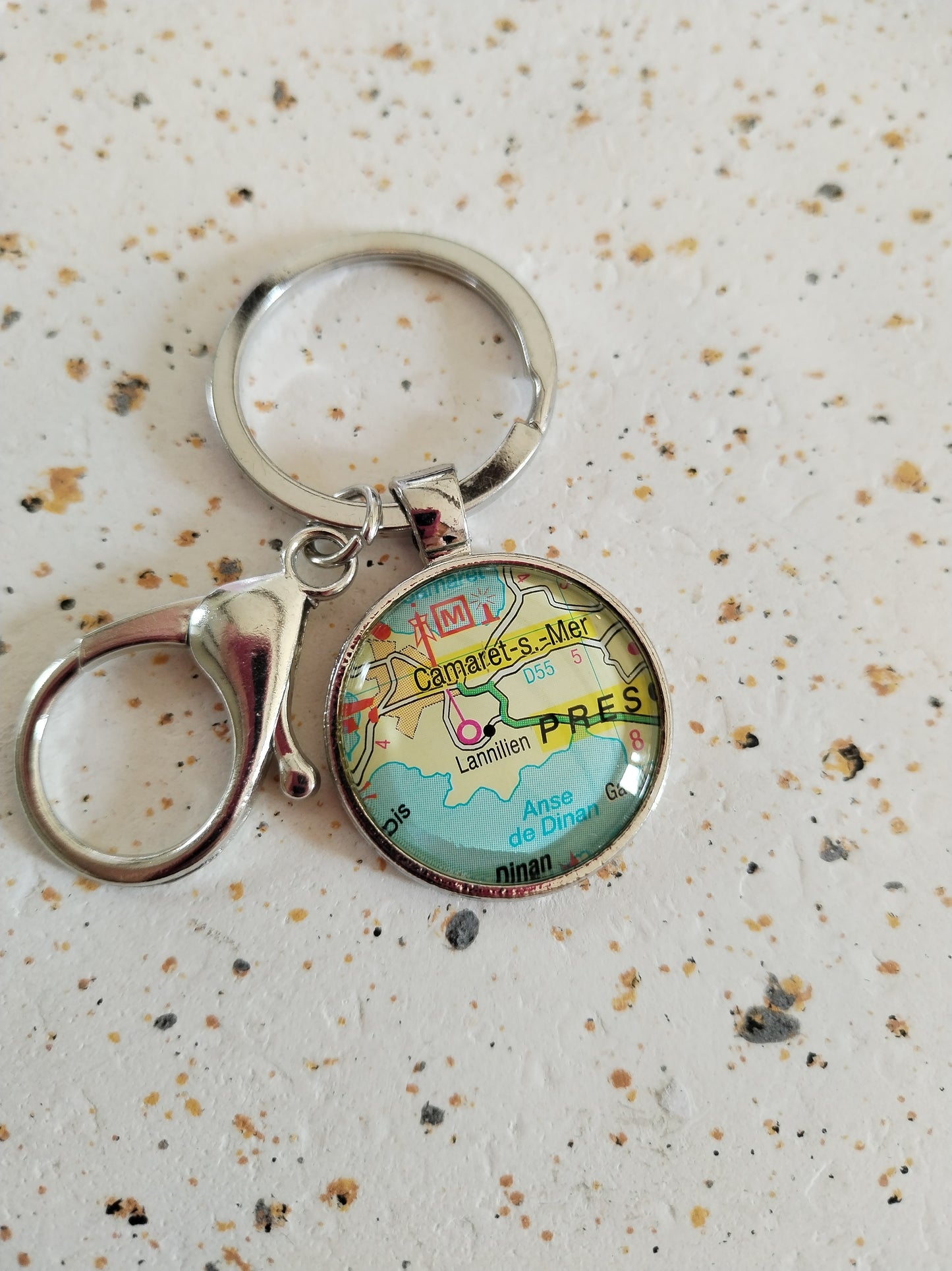 Porte-clé Camaret-sur-Mer – Carte routière recyclée | Souvenir de Bretagne
