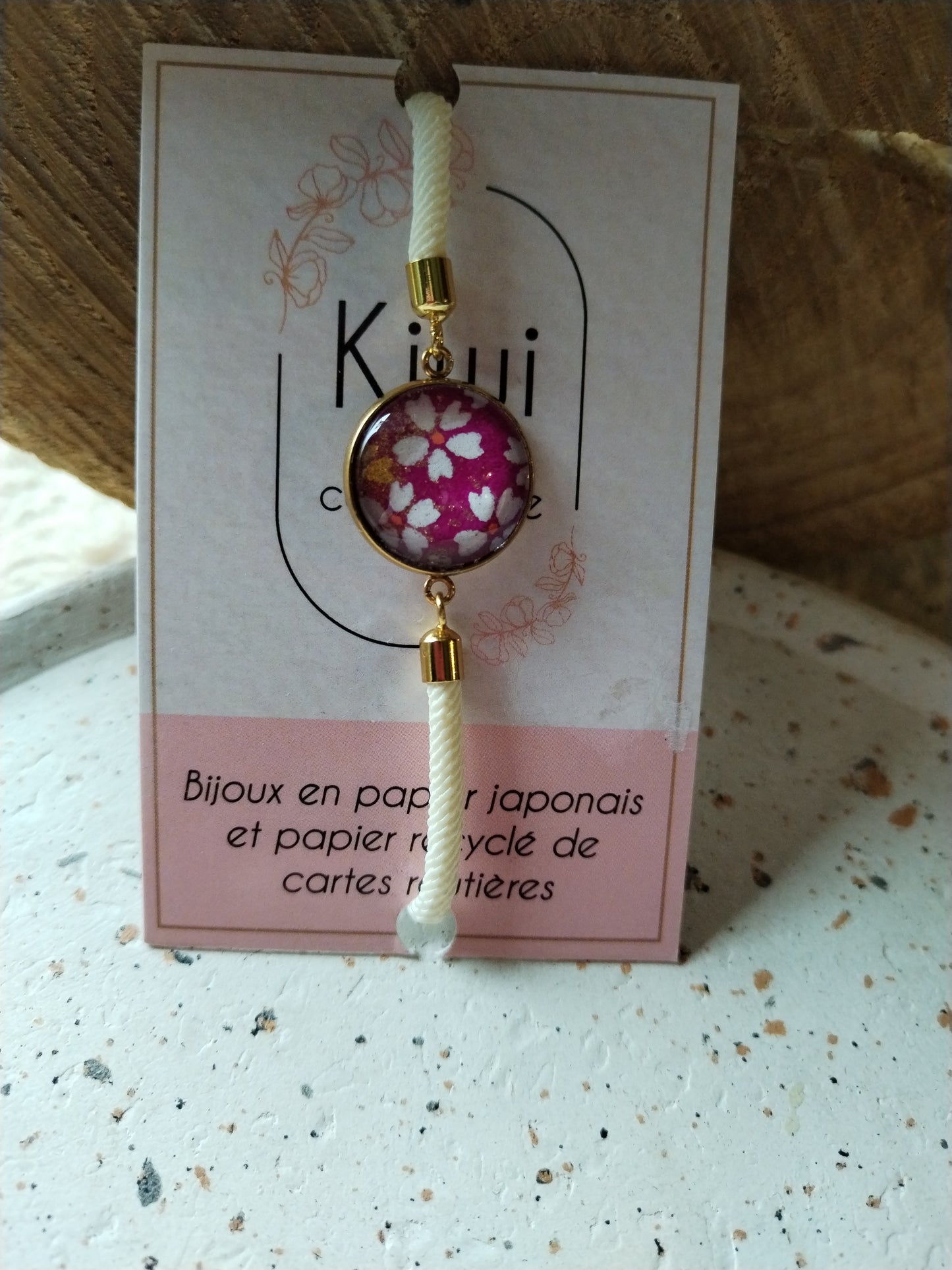 Bracelet réglable en coton beige- cabochon rose fleur blanche