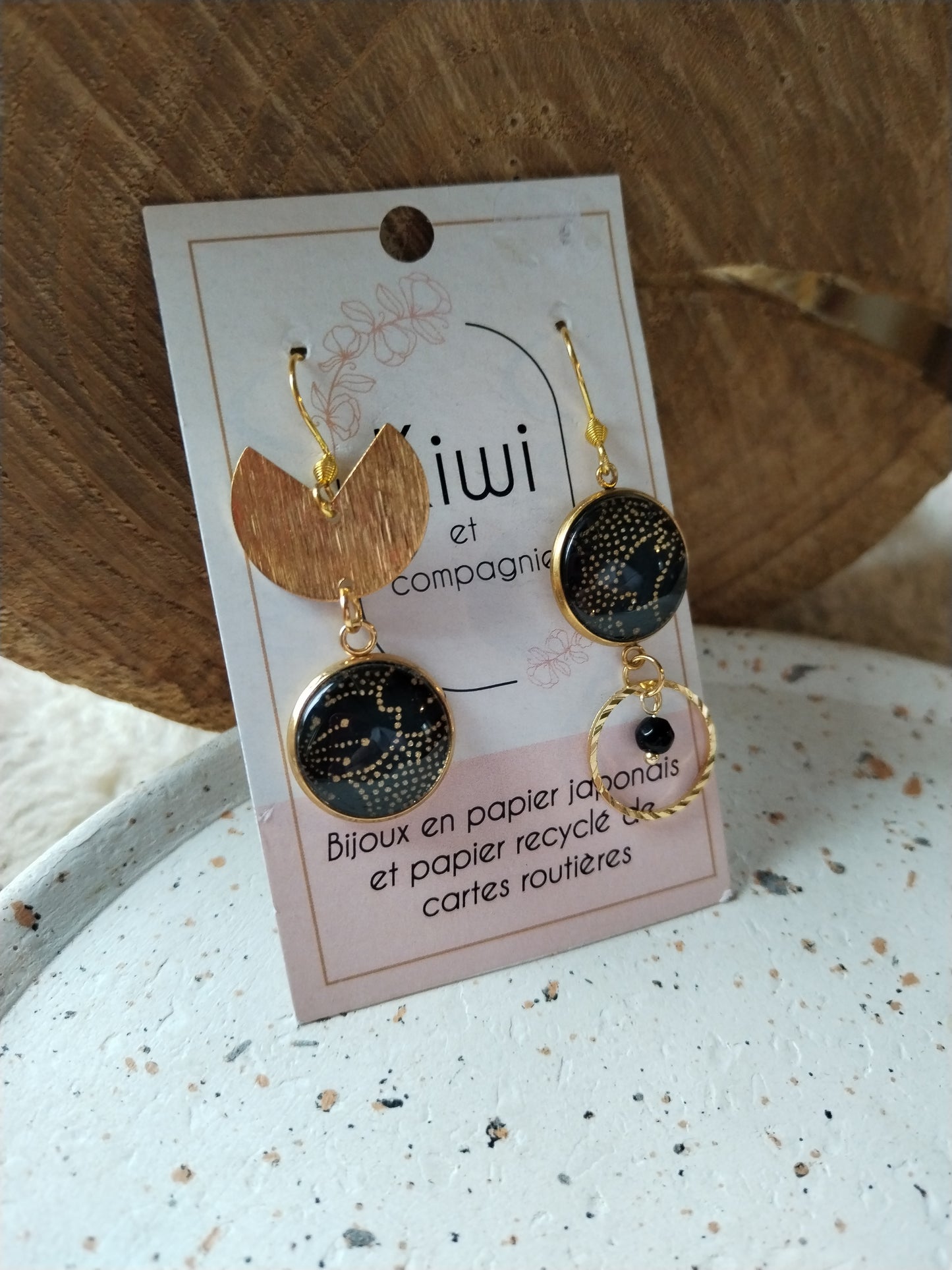 Boucles d'oreilles asymétriques – Élégance dorée & papier japonais noir