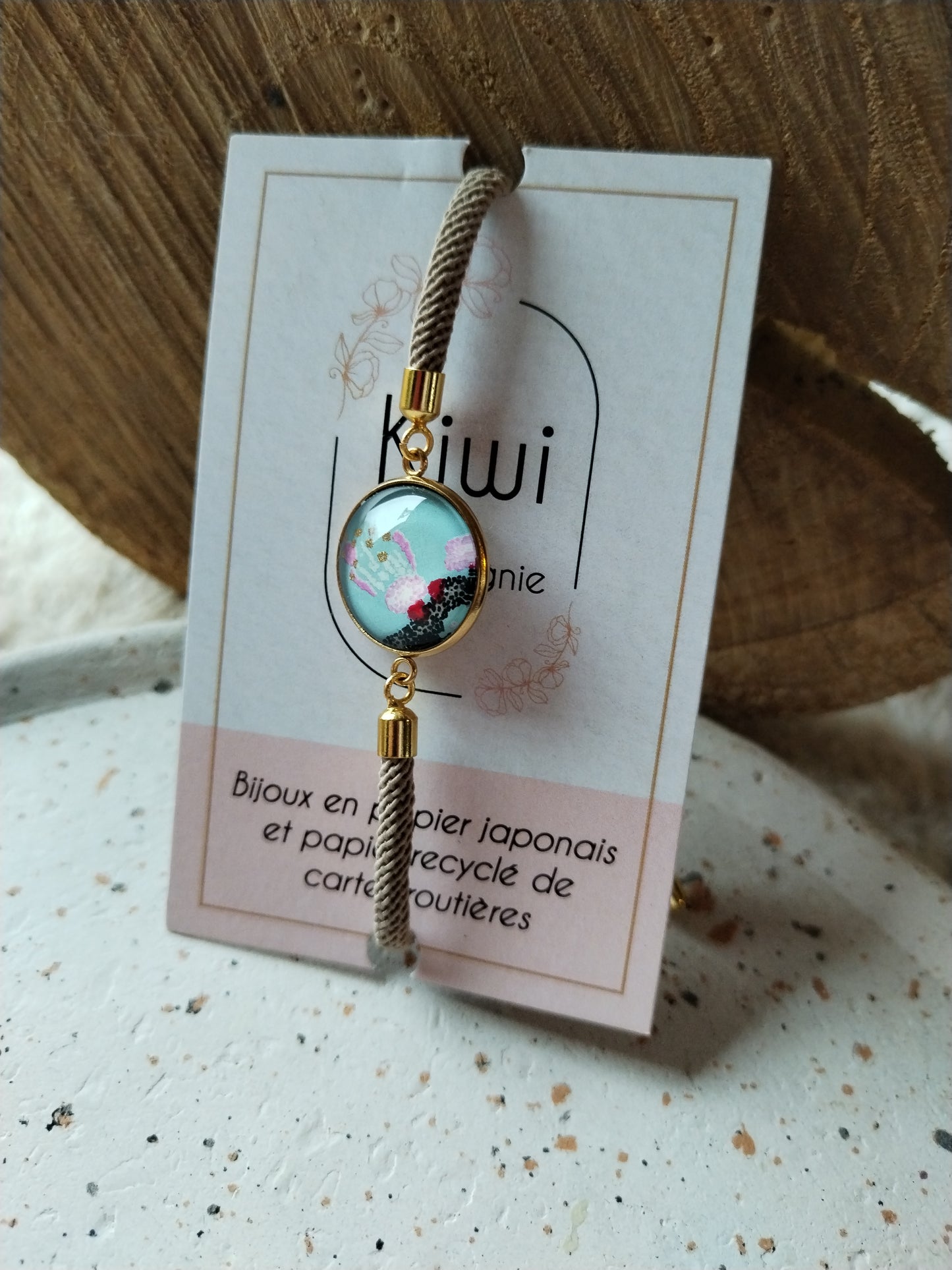 Bracelet réglable en coton beige  - cabochon rose fleur blanche