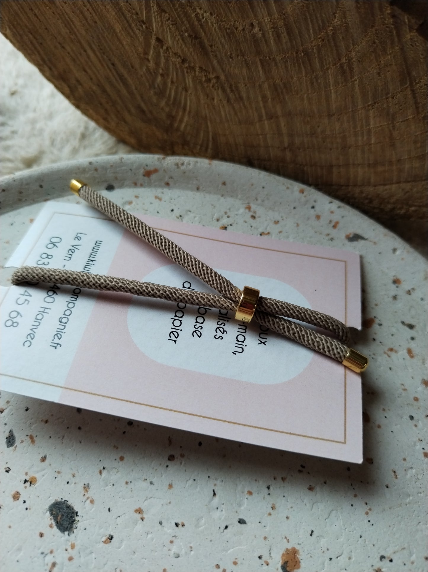 Bracelet réglable en coton beige  - cabochon rose fleur blanche