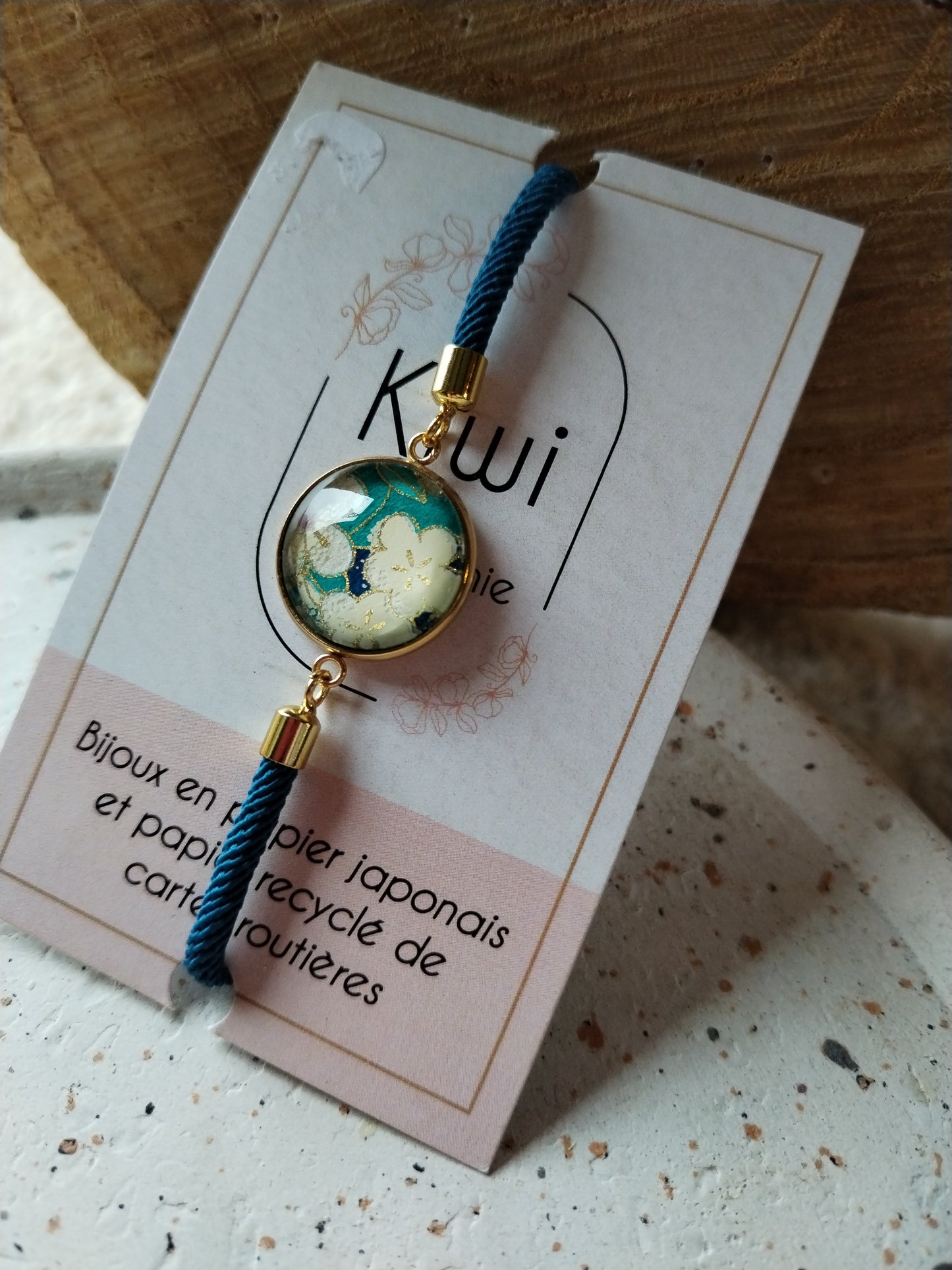 Bracelet réglable en coton vert- cabochon turquoise fleur blanche