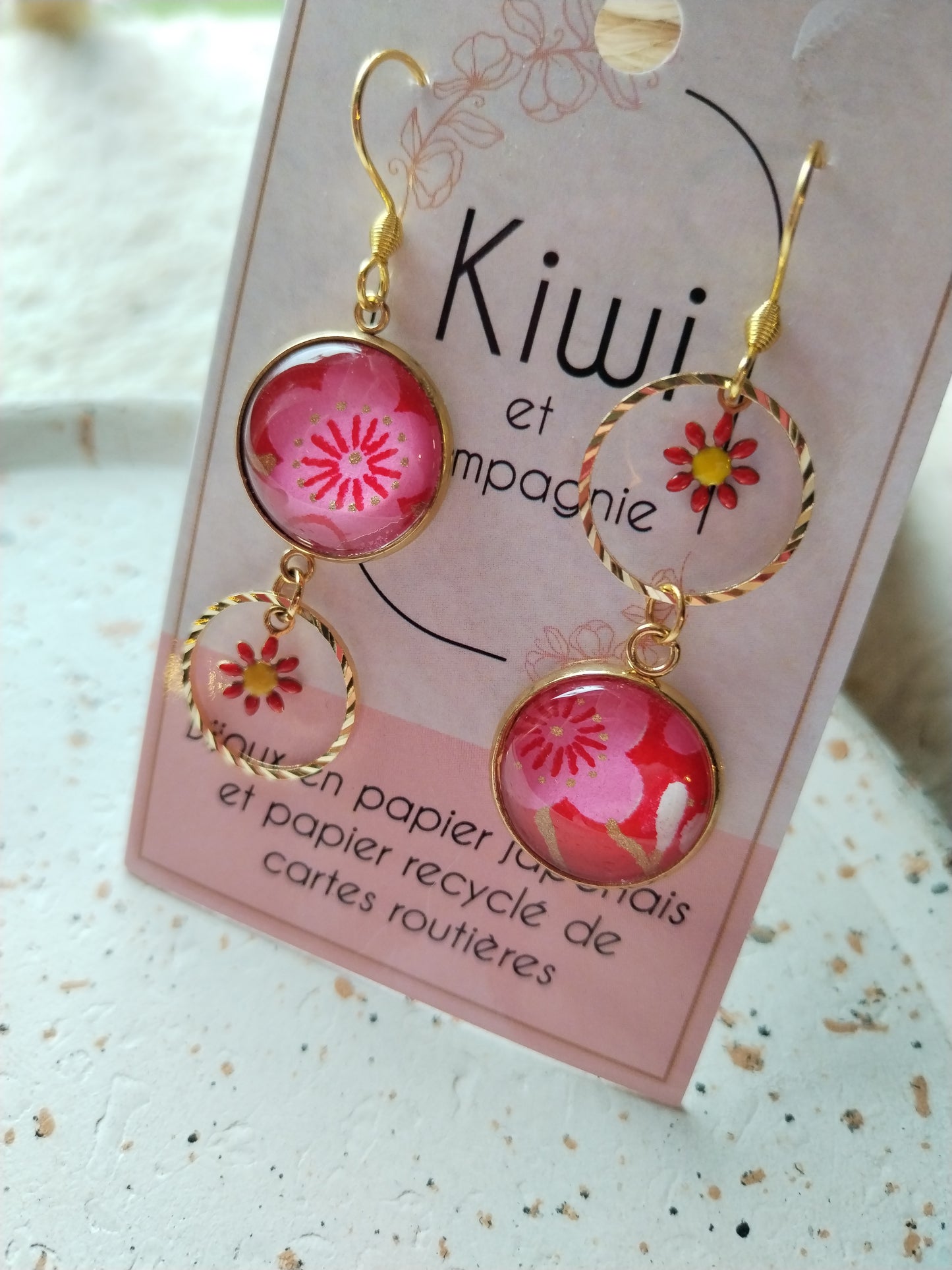 Boucles d'oreilles asymétriques – Élégance dorée & papier japonais rouge fleur