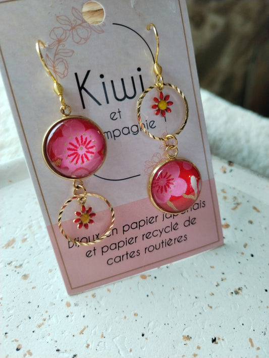 Boucles d'oreilles asymétriques – Élégance dorée & papier japonais rouge fleur