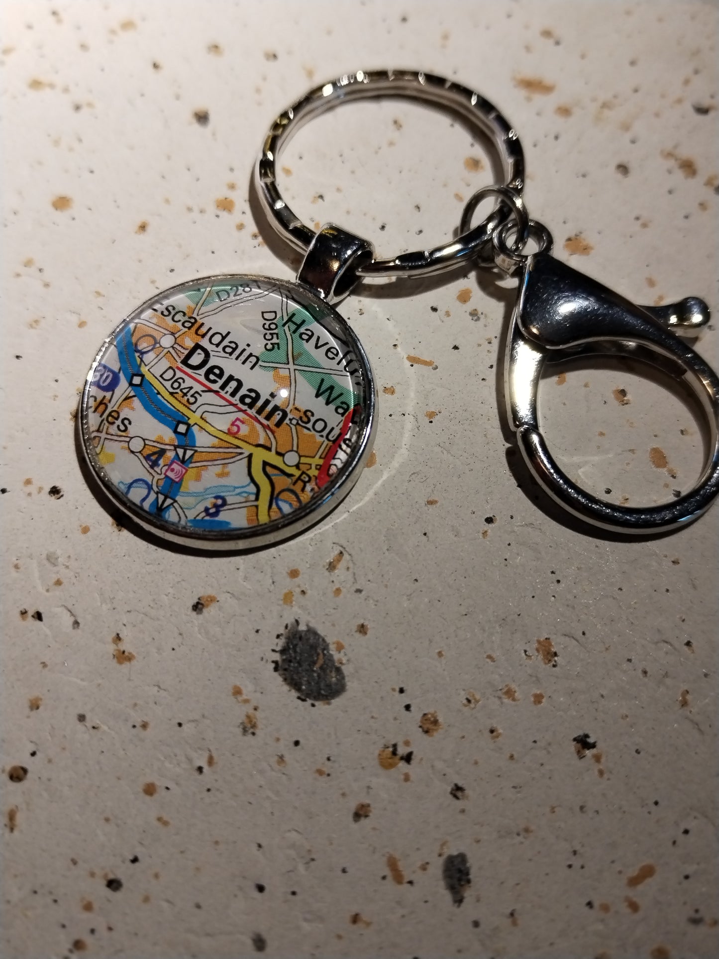 Porte-clefs cabochon 25mm - Recyclage carte routière - DENAIN