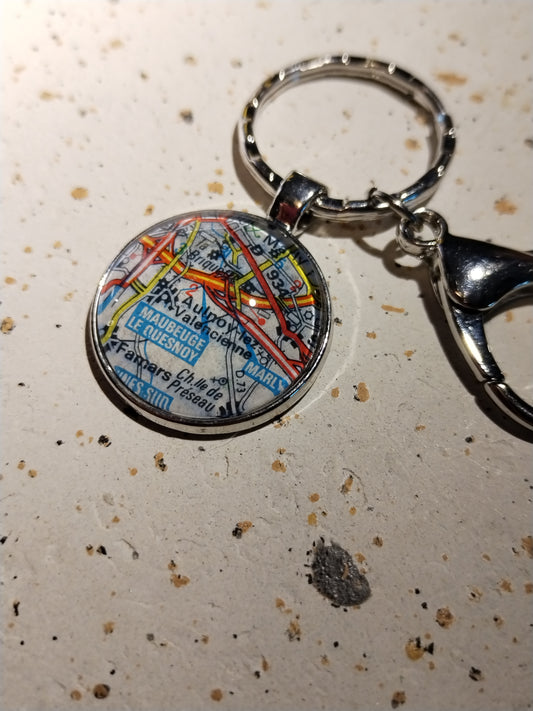 Porte-clefs cabochon 25mm - Recyclage carte routière - AULNOY LEZ VALENCIENNES