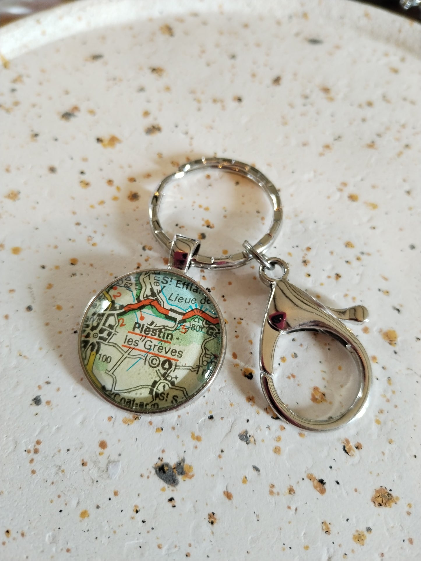 Porte-clé  Plestin-les-grèves – Un fragment de voyage à emporter - Bijou recyclé