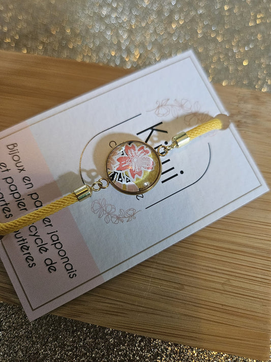 Bracelet réglable en coton jaune    - cabochon jaune fleur rose