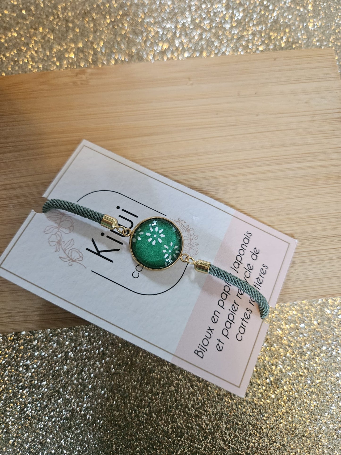 Bracelet réglable en coton vert - cabochon vert et fleur