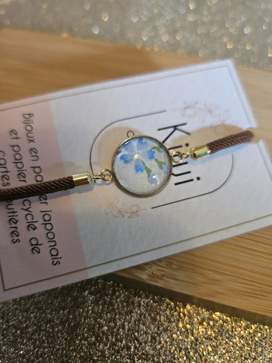 Bracelet réglable en coton brun    - cabochon petites fleurs bleues