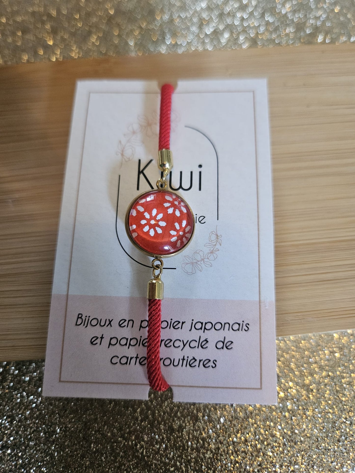 Bracelet réglable en coton rouge  - cabochon rouge fleur